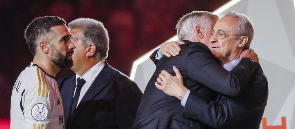 Florentino Pérez saluda a Carlo Ancelotti tras ganar la Supercopa de España