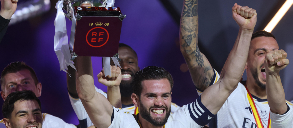 Nacho levanta el trofeo de la Supercopa de España, su primer título como capitán