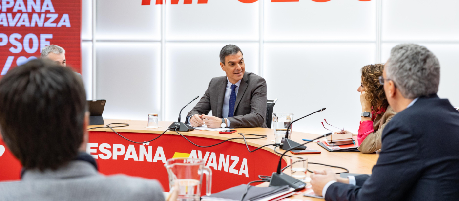 Pedro Sánchez presidiendo una reunión en Ferraz este lunes
