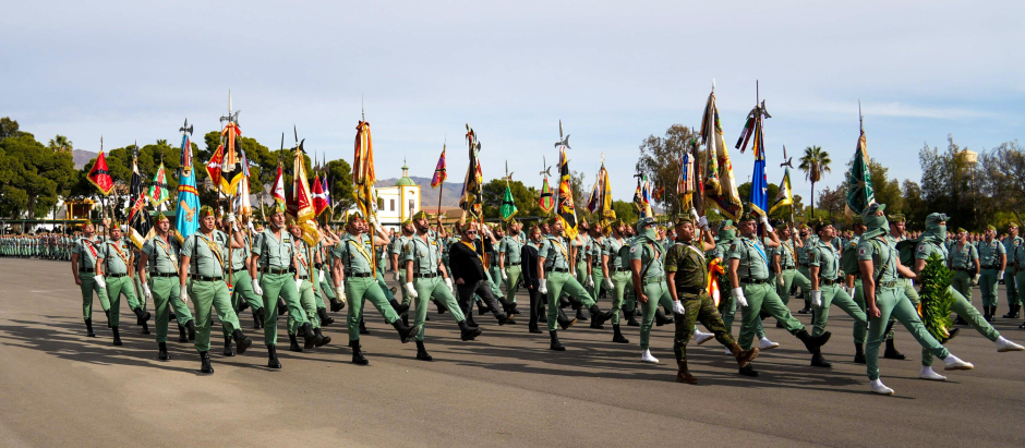 Legionarios desfilan durante la conmemoración del combate de Edchera (Sidi-Ifni, 1958-1959)