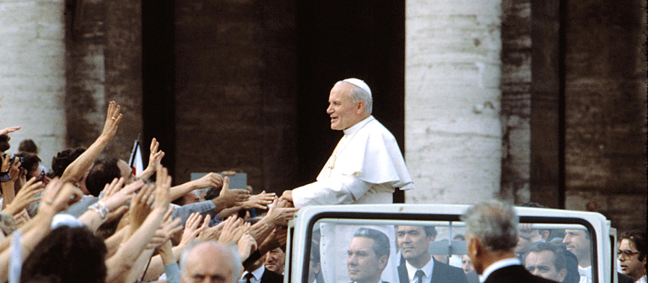 Juan Pablo II en el papamóvil, a principios de la década de 1980