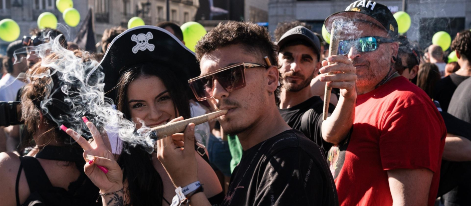 Varias personas fuman cannabis, en una imagen de archivo