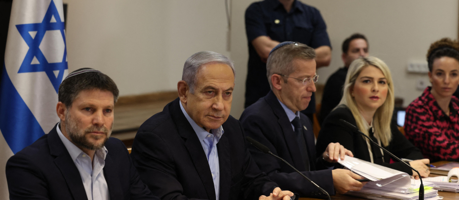 El primer ministro israelí, Benjamin Netanyahu, encabeza la reunión semanal del gabinete en el Ministerio de Defensa en Tel Aviv