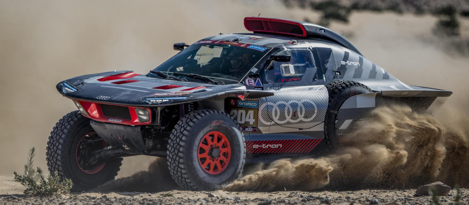 Carlos Sainz, a bordo de su Audi, en una de las etapas del Rally Dakar