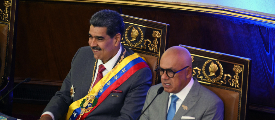 Nicolás Maduro se sienta junto al presidente de la Asamblea Nacional, Jorge Rodríguez