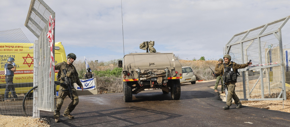 Una ambulancia y soldados israelíes están estacionados en la entrada de Kfar Yuval, en el norte de Israel, cerca de la frontera con el Líbano