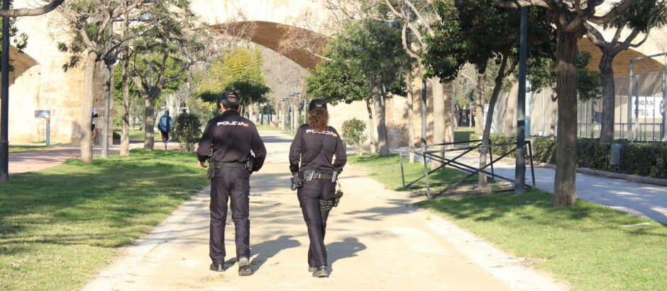 Dos agentes de Policía, patrullando por el antiguo cauce del río Turia, en Valencia
