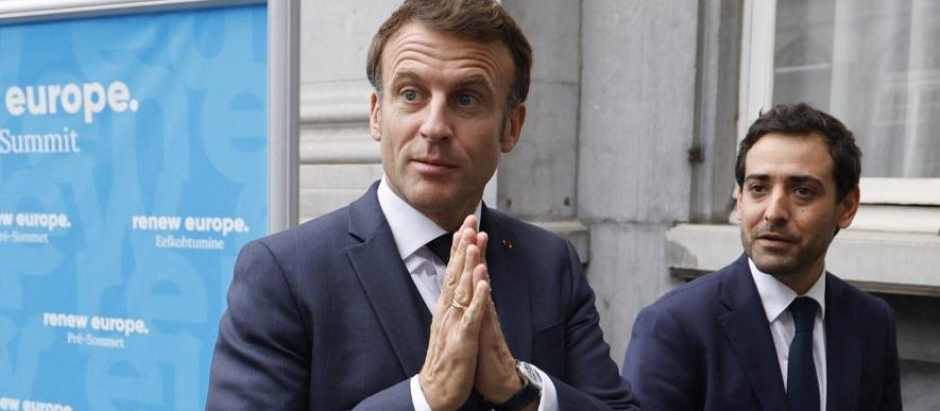 Stéphane Séjourné y Emmanuel Macron antes de entrar a una cumbre de Renew