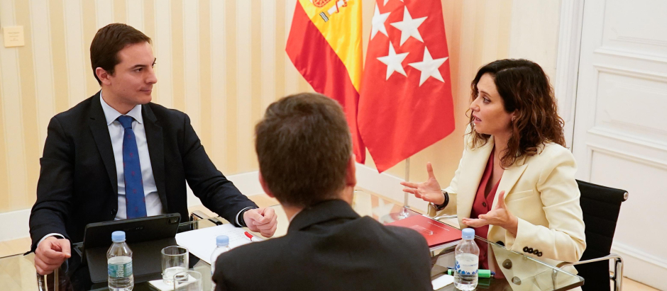 La presidenta de la Comunidad de Madrid, Isabel Díaz Ayuso, y el portavoz del PSOE, Juan Lobato