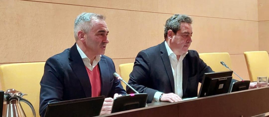 Miguel Barrachina y José María Llanos, en las Cortes Valencianas explicando la comisión de investigación
