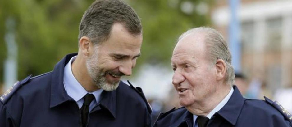 El Rey Felipe y su padre, el Rey Juan Carlos