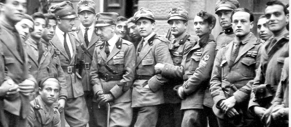 Gabriele D'Annunzio (en el centro con el bastón) con algunos legionarios