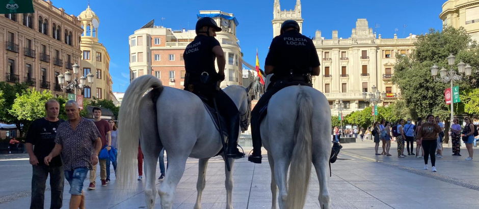 Dos agentes de la Policía Local de Córdoba, en la plaza de las Tendillas