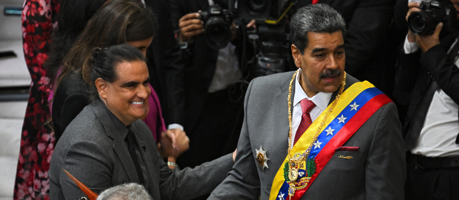El presidente de Venezuela Nicolas Maduro saluda a Alex Saab en la Asamblea Nacional venezolana