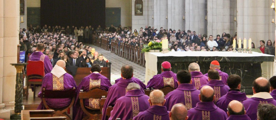 El cardenal arzobispo de Madrid, José Cobo, ha presidido este sábado el funeral de Carras en la Catedral de la Almudena