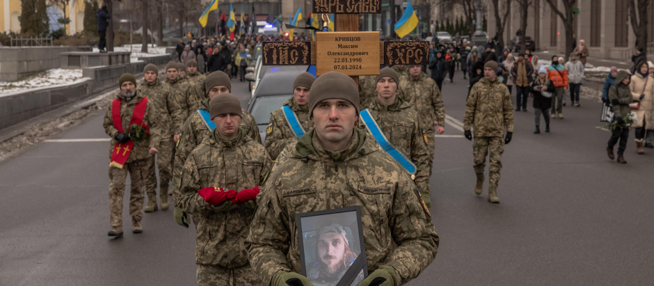 Solados ucranianos celebran una ceremonia en Kiev en honor de sus compañeros caídos