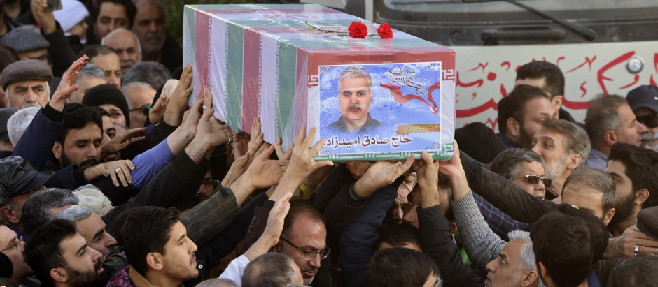 Los dolientes llevan el ataúd del miembro del Cuerpo de la Guardia Revolucionaria (CGRI), general Sadegh Omizadeh, asesinado en Damasco