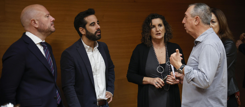 Los portavoces del PSPV-PSOE y Compromís en las Cortes Valencianas, José Muñoz y Joan Baldoví, en el Parlamento regional