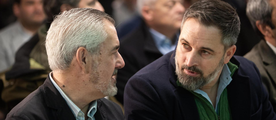 Santiago Abascal conversa con el candidato del partido a la presidencia de la Xunta, Álvaro Díaz-Mella (i) durante un acto electoral celebrado este domingo en Pontevedra