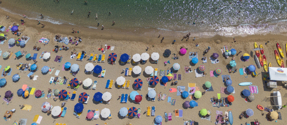 Numerosas personas disfrutan de un día de playa en la Costa Brava