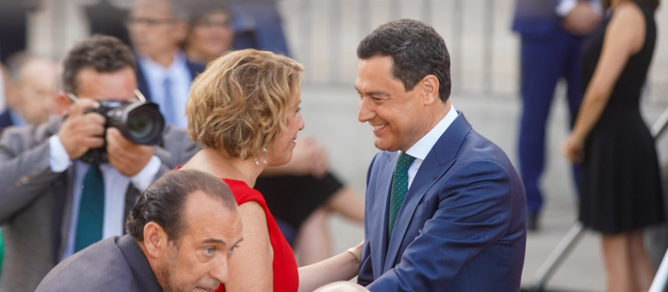 Juanma Moreno saluda a la expresidenta de la Junta, Susana Díaz