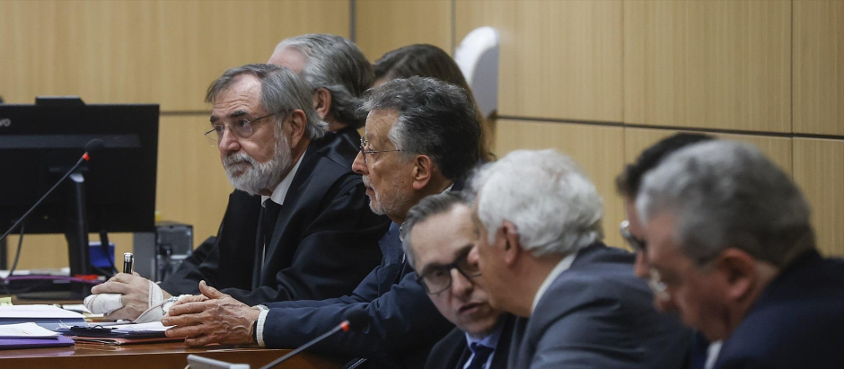 Alfonso Grau, en el centro de la imagen, en un momento del juicio, este martes