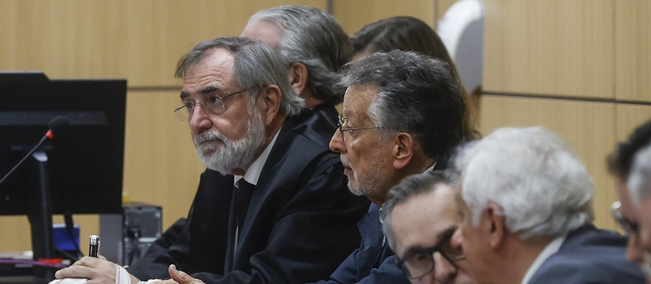 Alfonso Grau, en el centro de la imagen, en un momento del juicio, este martes