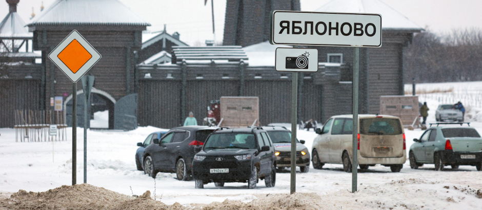 Una señal de tráfico se encuentra en la aldea de Yablonovo, cerca del lugar del accidente del avión de transporte militar ruso IL-76 en la región de Belgorod