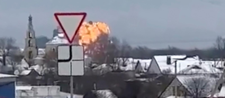 Momento en el que el avión militar ruso impacta en Belgorod