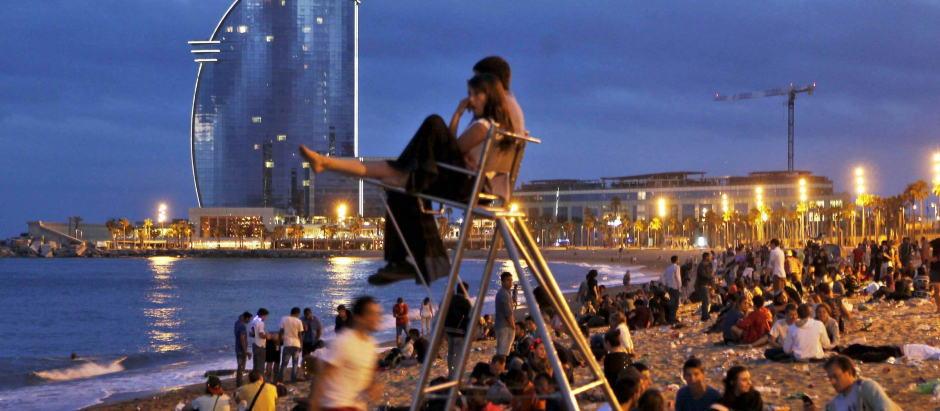 GRA026 BARCELONA, 24/06/2013.- Miles de jóvenes han celebrado la noche de hogueras de San Juan en la playa de la Barceloneta de Barcelona