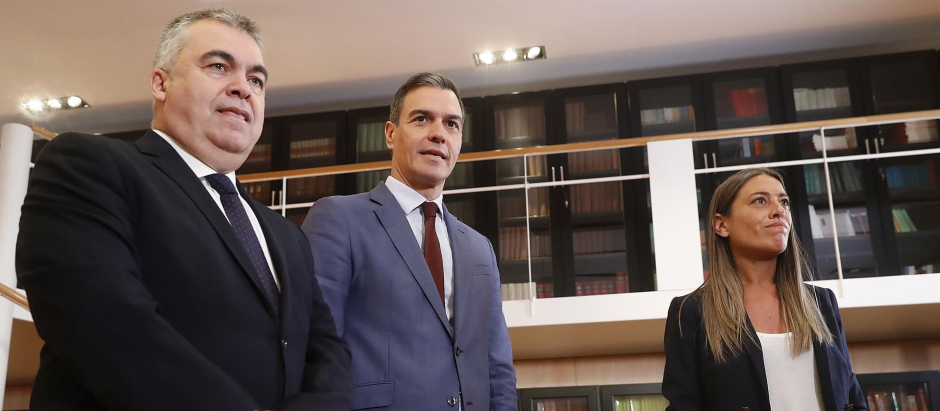 Santos Cerdán, Pedro Sánchez y Míriam Nogueras, durante las negociaciones para la investidura