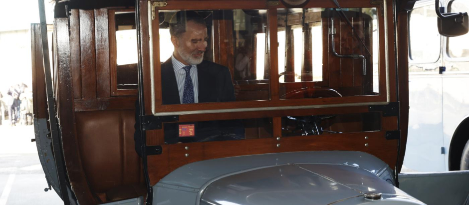 El Rey, en uno de los primeros autobuses de la empresa ALSA, que celebra su centenario