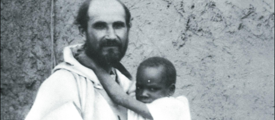 El monje trapense Charles de Foucauld con un niño en brazos, en Argelia en 1916