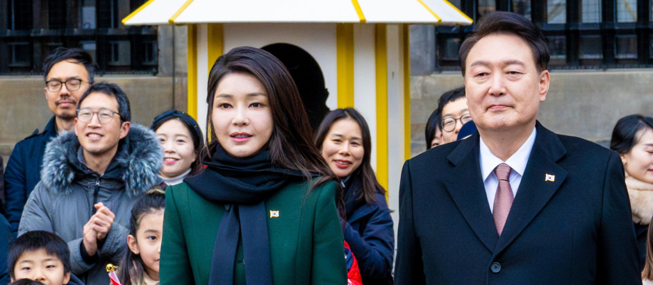 President of Korea, Yoon Suk Yeol with his partner Kim Keon Hee at the welcome ceremony in Amsterdam on the first day of the two-day state visit of the Republic of Korea to the Netherlands.