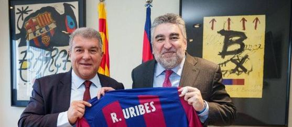 Uribes posa con la camiseta del Barcelona junto a Joan Laporta