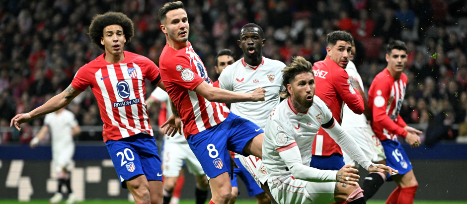 Los jugadores del Atlético de Madrid intentan despejar un balón