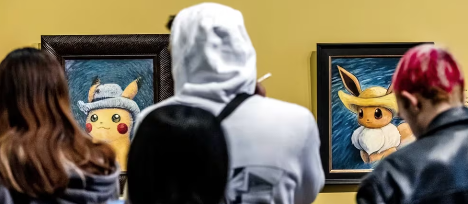 Personas visitando la muestra de Pokémon en el Museo Van Gogh