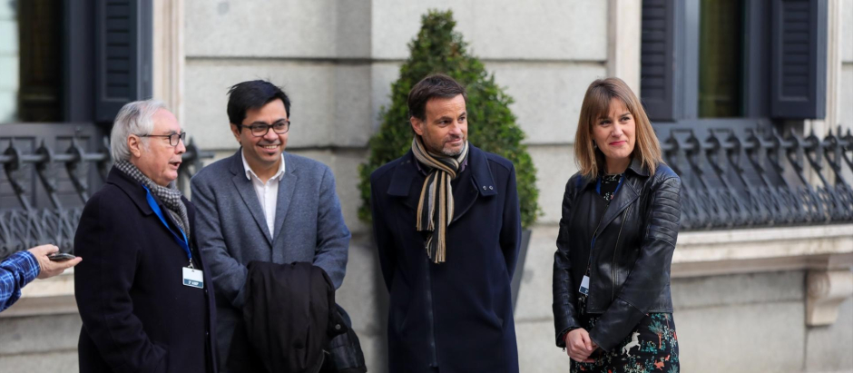En el centro, Gerardo Pisarello y Jaume Asens, dos de los dirigentes de Sumar contra los que se ha interpuesto una querella