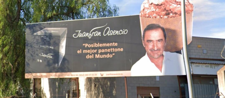 Un cartel de Carlos Herrera a la entrada del municipio alicantino de Aspe