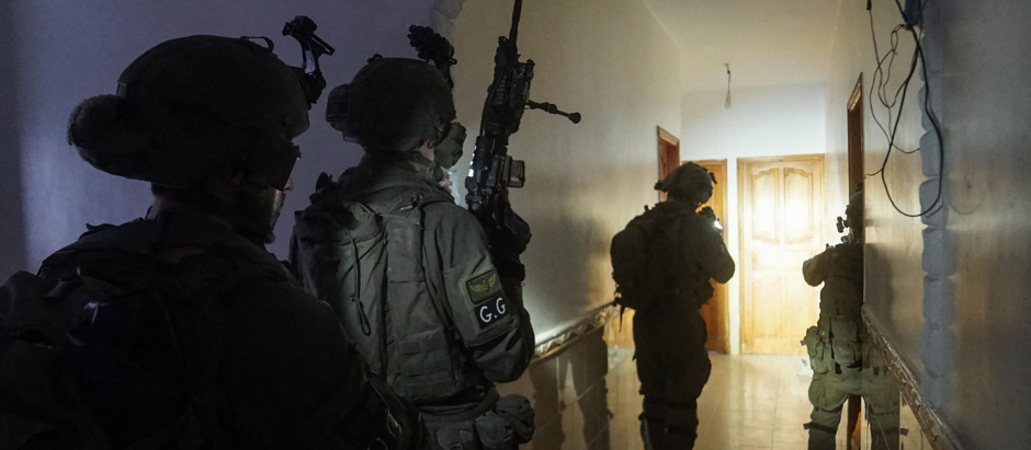 Soldados israelíes operando en Khan Yunis, en el sur de la Franja de Gaza