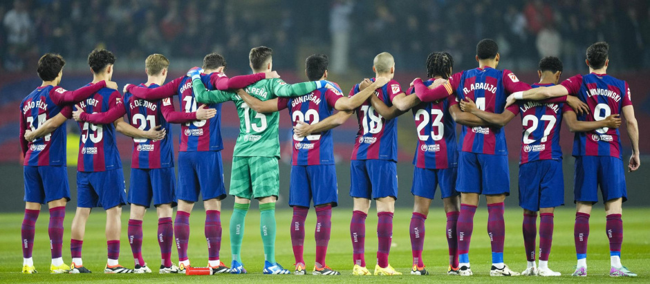 Los jugadores del Barcelona en el último partido en Montjuic ante el Villarreal