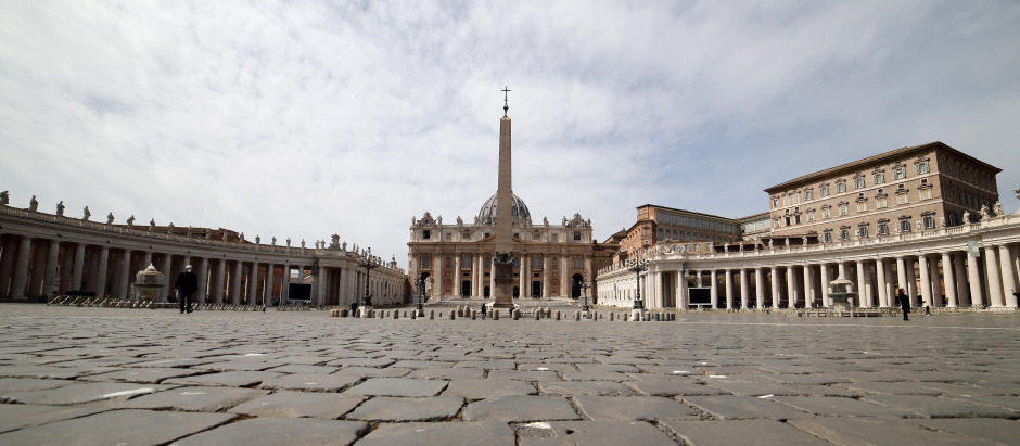 Vista general de la plaza de San Pedro del Vaticano completamente vacía durante la pandemia
