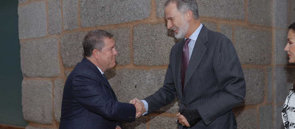 El presidente de Castilla-La Mancha, Emiliano García-Page, junto al Rey Felipe VI