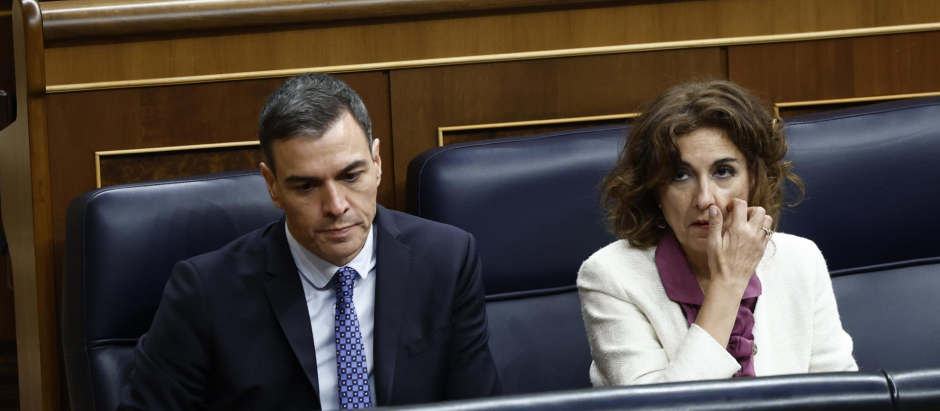 Pedro Sánchez y María Jesús Montero durante el debate sobre la ley de amnistía