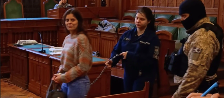 Ilaria Salis durante una audiencia judicial tras ser acusada de agresión y militancia en una organización de extrema izquierda