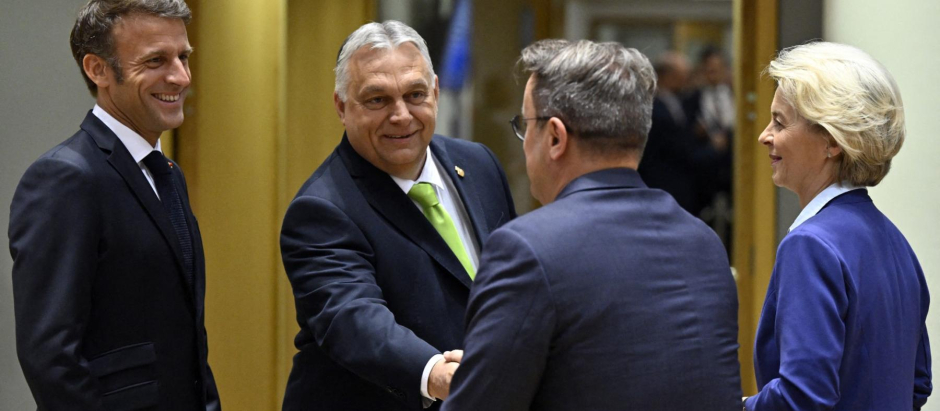Viktor Orbán, Emmanuel Macron y Ursula von der Leyen