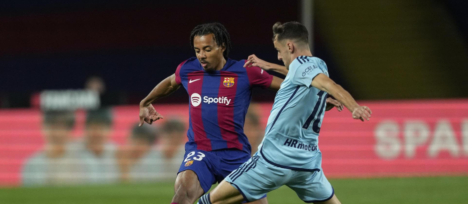 Barcelona y Osasuna se miden en el estadio de Montjuic