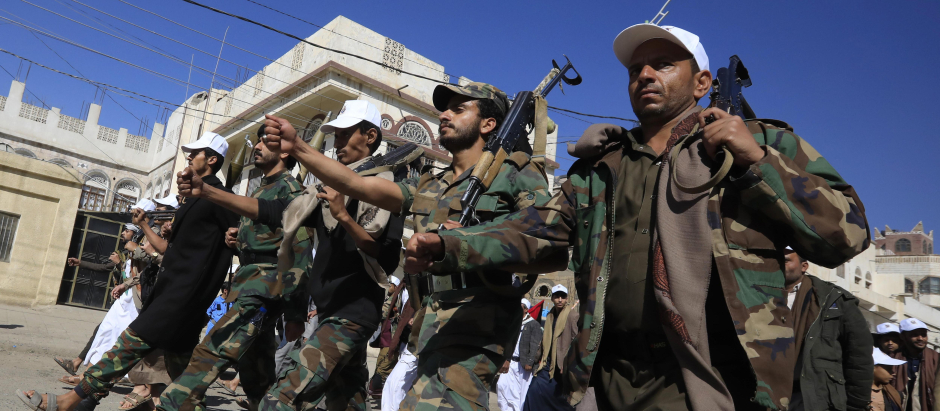 Rebeldes hutíes del Yemen desfilan en Saná