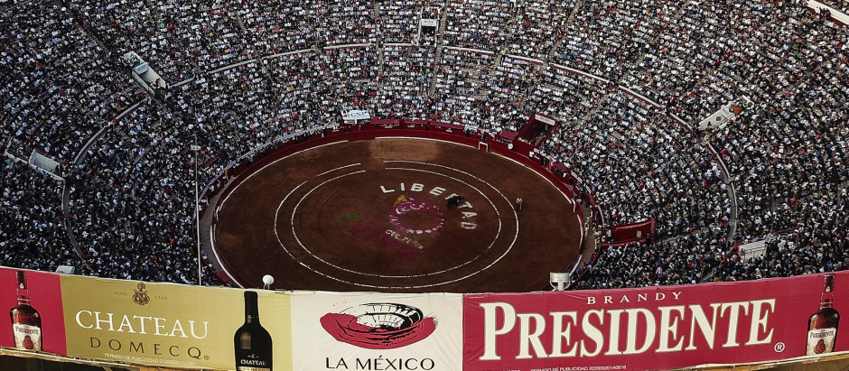 MEX7115. CIUDAD DE MÉXICO (MÉXICO), 28/01/2024.- Fotografía aérea de la Plaza de Toros México, durante una corrida hoy, en Ciudad de México (México). EFE/Isaac Esquivel