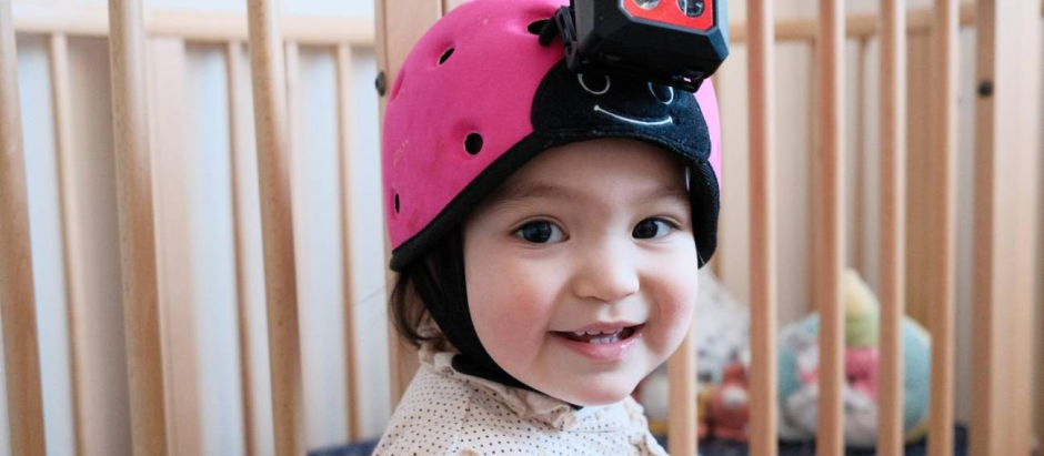 Foto de un bebé de 18 meses con una cámara en la cabeza